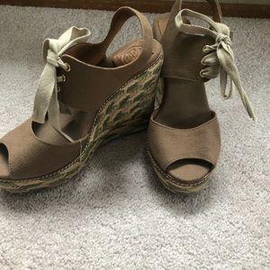 NWT AUTHENTIC TORU BURCH TAN WEDGES